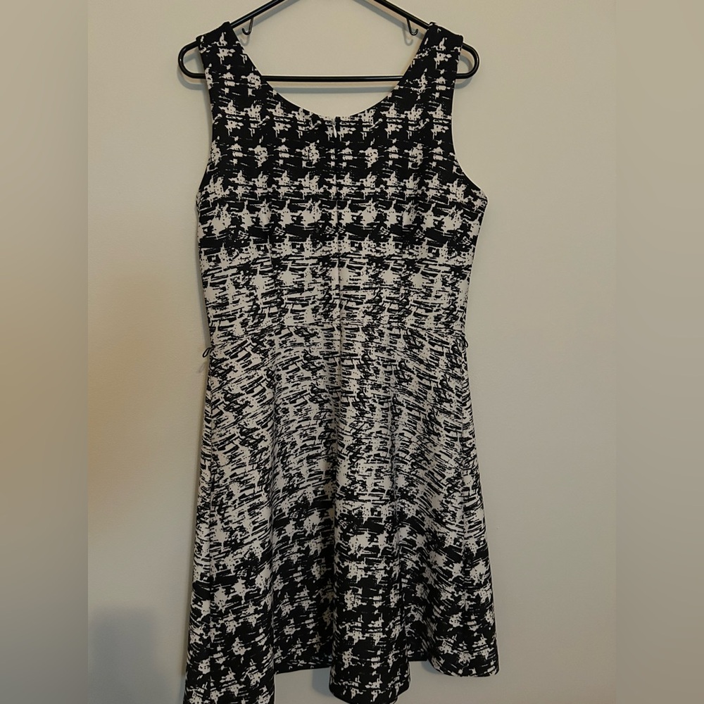 Elegant Black and White Midi Dress - Picture 2 of 5